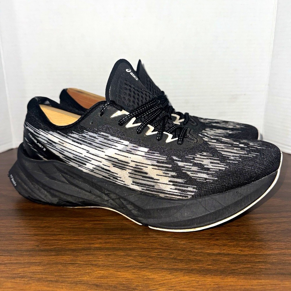 ASICS Novablast Men's Sz 11.5 Running Shoes Black Gray White Low Top 1011B458